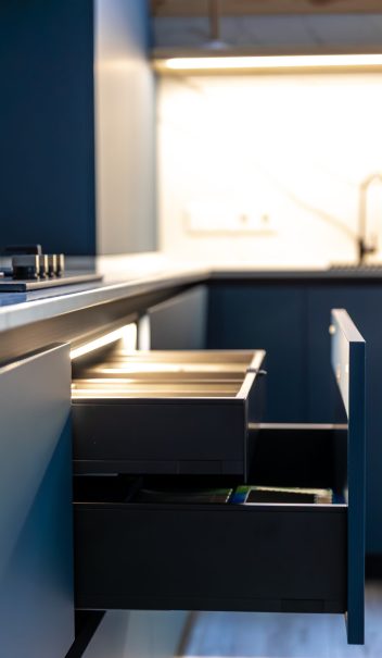 Two extended drawers in a modern kitchen cabinet with integrated lighting. A mix of depth, practicality, and stylish design. SSUCv3H4sIAAAAAAAAA41Py46DMAz8F5+DlECXKvmVqgeTuNQqkCoxW61Q/n0VSrXXvc3Ynoc34AAOeotovNHNubN9Y8xNNxZP50bf+oGGNhjbEigIKATOdJ21pj19GatNp7XWCgbM7MFtwNO0ZkkoHBdwWkGiJVDaIQWWmBgncLooyIKyZsrgtqLAo9AYE+/843fZ6hwcgIK8DhUU9c/ZVQGOtPif6l9qkYlwj7tcFTxeQmk+sqPca8UKn4k9L+PRac0S5zdeolTtniDRPzgc4vcbd84SU82C9TlFDBSO9TrMLPKhib6ZXn/XpZRfcvVlRIQBAAA=